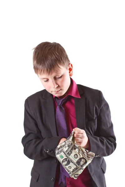 Мальчик ищет деньги в сумке — стоковое фото
