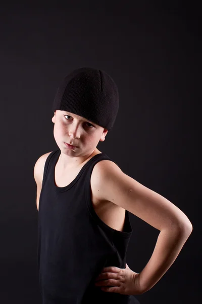 Menino em uma camiseta preta e um chapéu preto — Fotografia de Stock