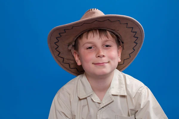 Portrét chlapce v kovbojském klobouku — Stock fotografie