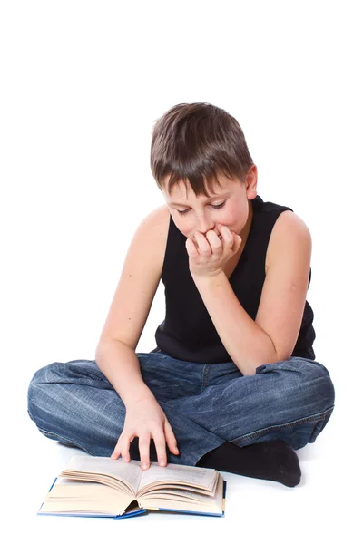 Ragazzo che legge un libro — Foto Stock