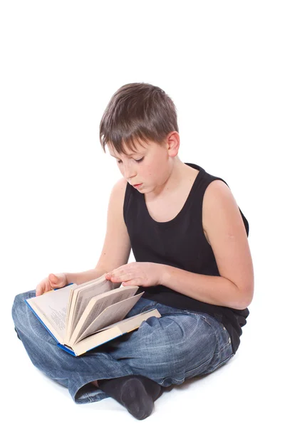 Menino lendo um livro — Fotografia de Stock