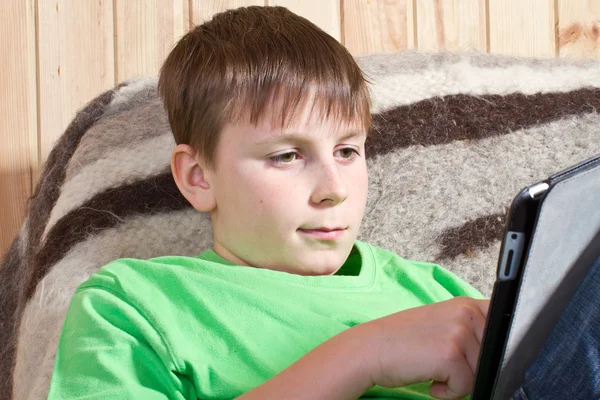 Chłopiec nastolatek z komputera typu tablet — Zdjęcie stockowe