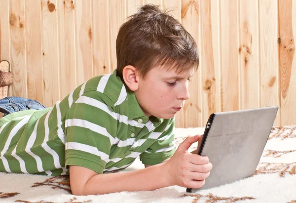 Menino adolescente com computador tablet — Fotografia de Stock