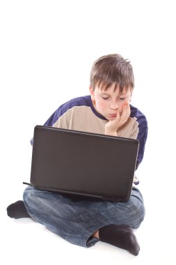genç çocuk ile bir laptop