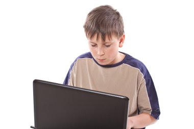 genç çocuk ile bir laptop