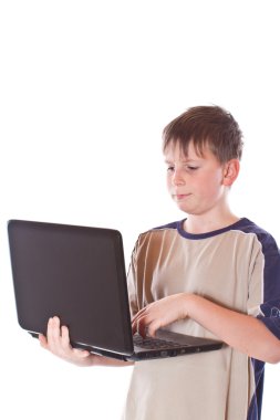 genç çocuk ile bir laptop