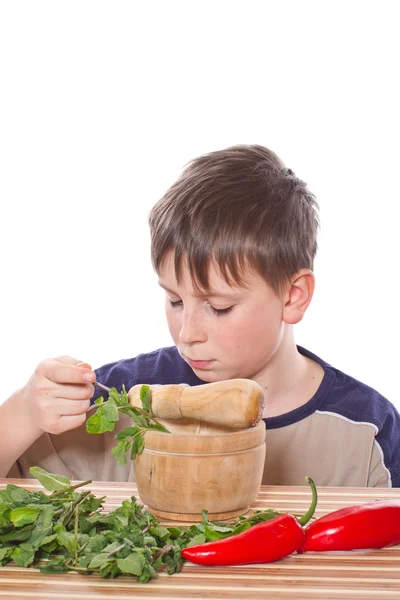 Pojke förbereder frukost — Stockfoto