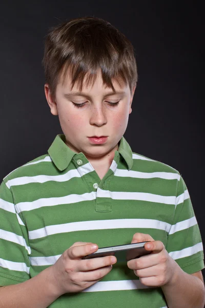 Tiener spelen op de telefoon — Stockfoto