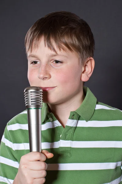Teen singing into a microphone — Stock Photo, Image