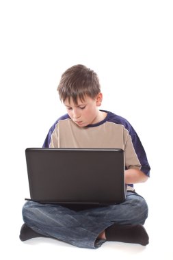 genç çocuk ile bir laptop