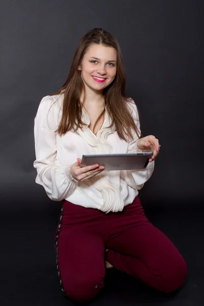 Дівчина тримає планшетний комп'ютер — стокове фото