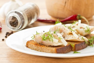 Tuzlanmış uskumru ızgara tost