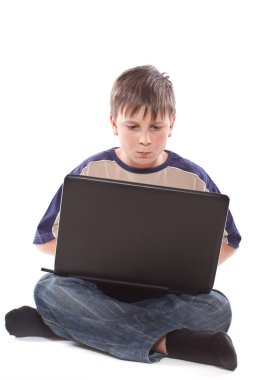 genç çocuk ile bir laptop