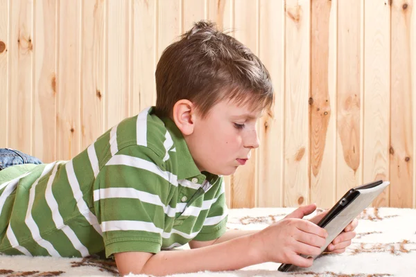 Menino adolescente com computador tablet — Fotografia de Stock