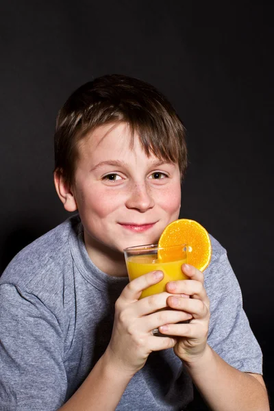 Menino com suco de laranja — Fotografia de Stock