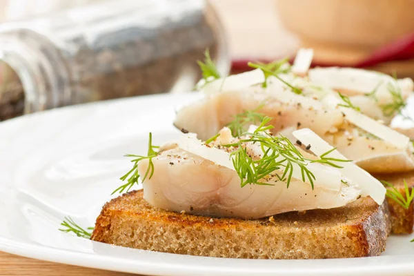 Gezouten makreel met gegrilde toast — Stockfoto