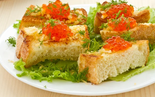 Kızarmış ekmek peynir ve kırmızı havyar ile — Stok fotoğraf
