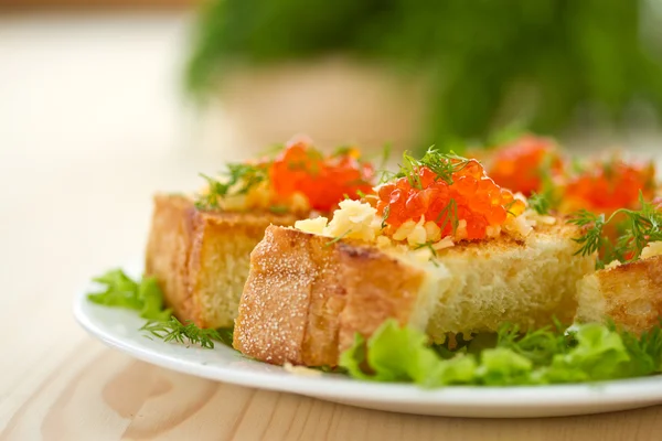 Stekt toast med ost och röd kaviar — Stockfoto