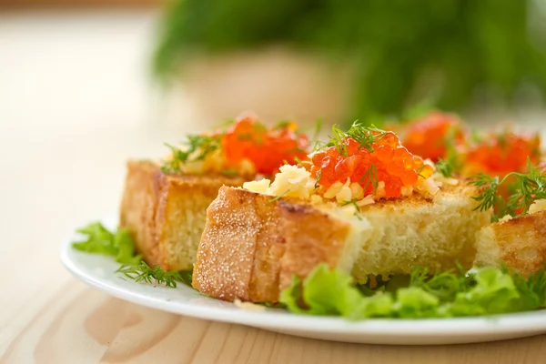 Torrada frita com queijo e caviar vermelho — Fotografia de Stock