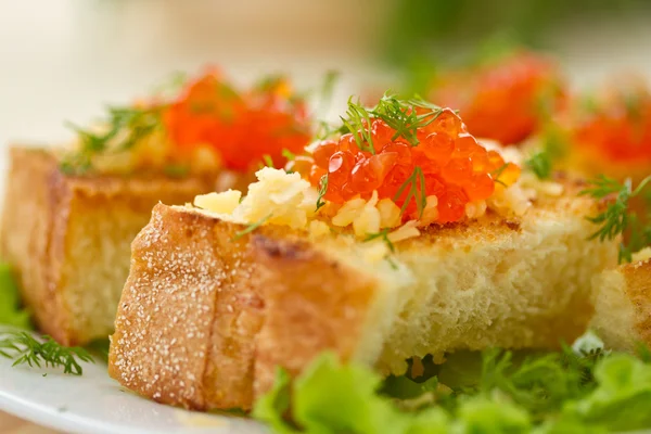 Tostadas fritas con queso y caviar rojo — Foto de Stock