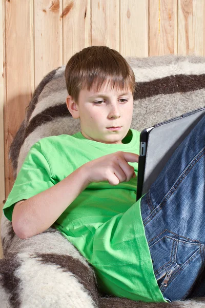 タブレット コンピューターと 10 代の少年 — ストック写真