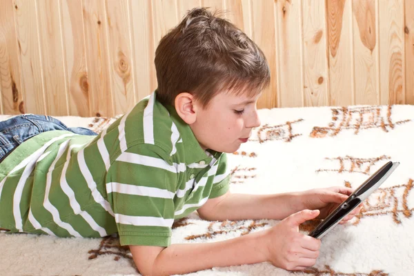 Έφηβο αγόρι με υπολογιστή δισκίο — Φωτογραφία Αρχείου