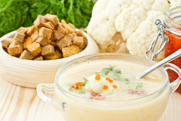 Soup cauliflower puree with red caviar — Stock Photo, Image