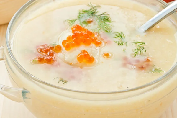 Purée de chou-fleur de soupe au caviar rouge — Photo