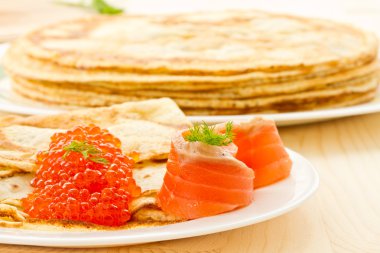 Kırmızı havyarlı gözleme.