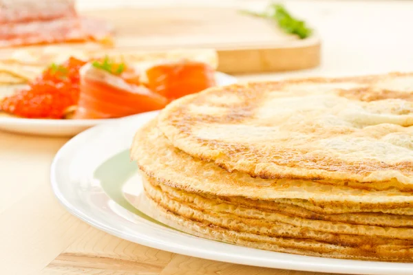 Pannenkoeken met gezouten zalm — Stockfoto