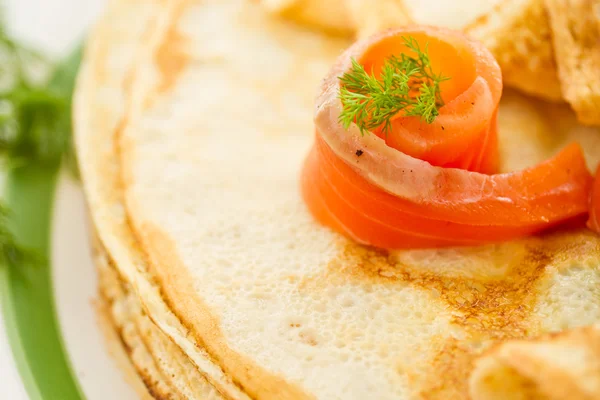 Panqueques con salmón salado —  Fotos de Stock