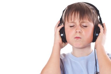 Çocuk kulaklık ile müzik dinlemek