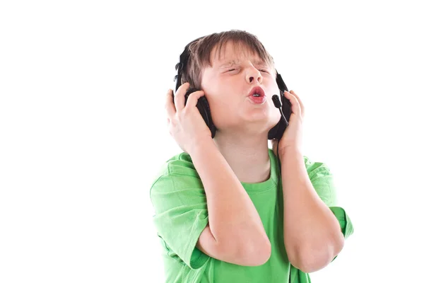 Menino ouvindo música com fones de ouvido — Fotografia de Stock