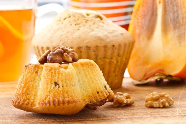 Muffins with slices of persimmon — Stock Photo, Image