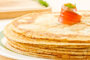 Krep tuzlanmış somon ile