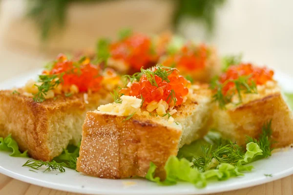 Tostadas fritas con queso y caviar rojo — Foto de Stock