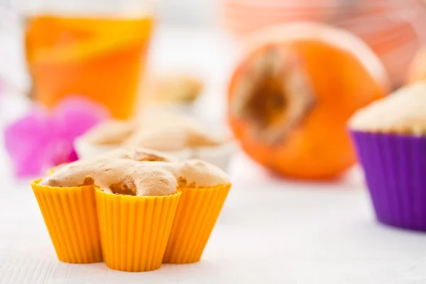 Muffins with slices of persimmon — Stock Photo, Image
