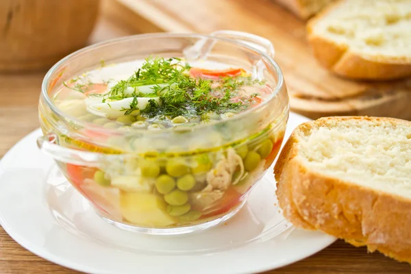 Sopa de legumes com ervilhas verdes — Fotografia de Stock
