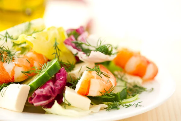 Insalata fresca con gamberetti — Foto Stock