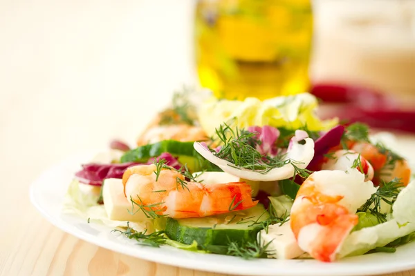 Salada fresca com camarão — Fotografia de Stock