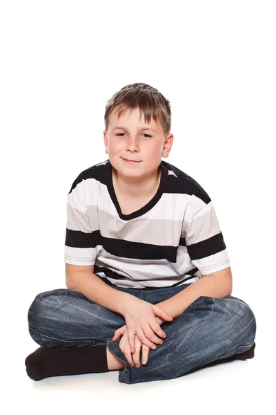 Хлопчик сидить на підлозі — стокове фото