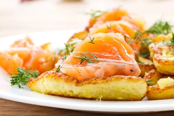 Potato pancakes with salted salmon — Stock Photo, Image