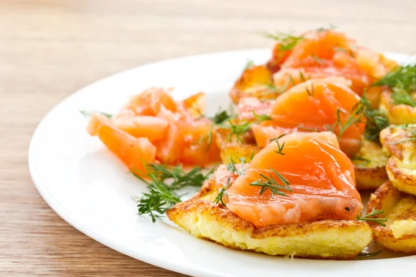 Potato pancakes with salted salmon — Stock Photo, Image