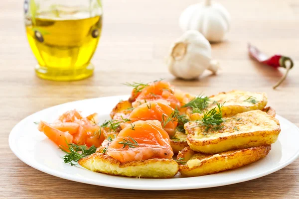 Aardappelpannenkoekjes met gezouten zalm — Stockfoto