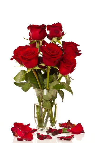 Kytice růží v skleněná váza — Stock fotografie
