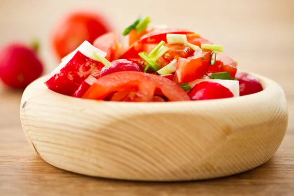 Salada fresca de rabanete e tomates — Fotografia de Stock