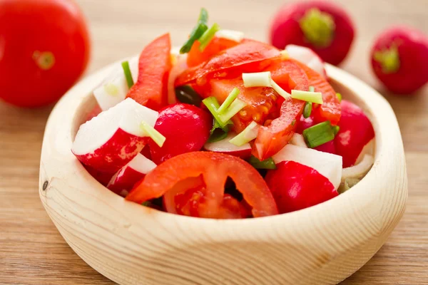Salada fresca de rabanete e tomates — Fotografia de Stock