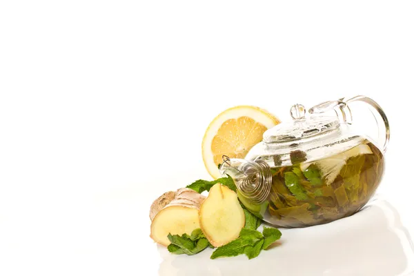 Зеленый чай с мятой и имбирем — стоковое фото