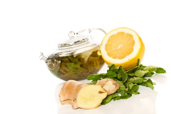 Зеленый чай с мятой и имбирем — стоковое фото