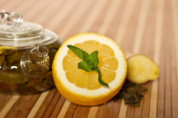 Green tea with mint and lemon — Stock Photo, Image